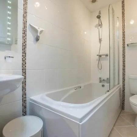 아파트 The Retreat, Steps From Amenities