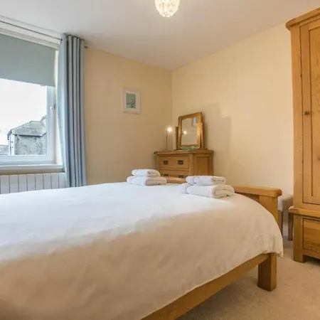 The Retreat, Steps From Amenities 윈더미어